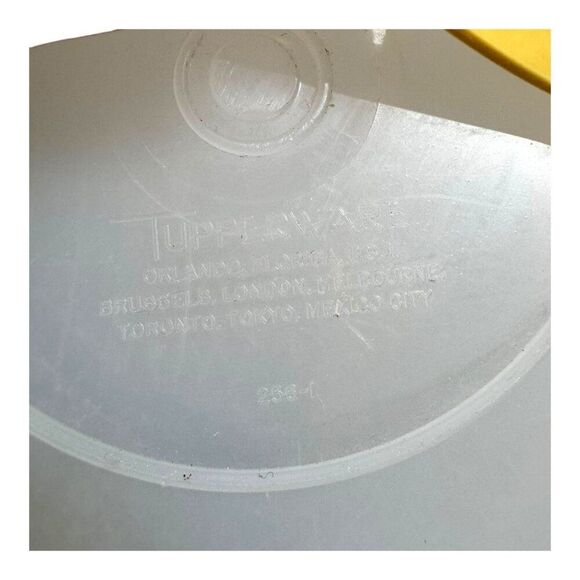 Vintage Tupperware Round Cake Keeper Cariolier Handle #256 sheer gold 1970s 12" - Picture 7 of 7